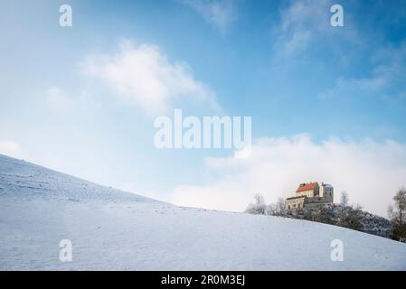 Waldburger Burg umgeben von verschneiter Landschaft, Landkreis Ravensburg, Baden-Württemberg, Deutschland Stockfoto