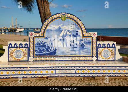 Bild aus Fliesen (Azulejos) in Olhao, Jardim Pescador Olhanense, Naturschutzgebiet Ría Formosa, Bezirk Faro, Region Algarve, Portugal, Europa Stockfoto