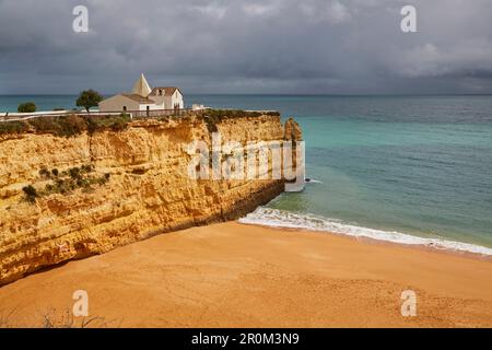 Kapelle, Steilküste, Strand, Praia da Senhora da Rocha, Armacao de Pêra, Atlantik, Bezirk Faro, Region Algarve, Portugal, Europa Stockfoto