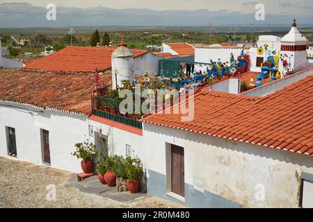 Blick auf die Dächer von Serpa, Bezirk Beja, Region Alentejo, Portugal, Europa Stockfoto