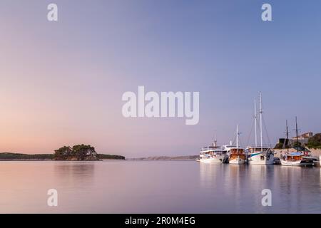 Segelschiffe im Hafen von Rab, Insel Rab, kvarner Bay, Mittelmeer, Primorje-Gorski-Kotar, Nordkroatien, Kroatien, Südeuropa, Europa Stockfoto