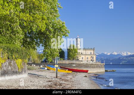 Schloss Montfort mit Blick über den Bodensee bis zum Bregenzerwald, Langenargen, Swabia, Baden-Württemberg, Süddeutschland, Deutschland, Zentrale Stockfoto