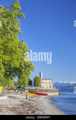 Schloss Montfort mit Blick über den Bodensee bis zum Bregenzerwald, Langenargen, Swabia, Baden-Württemberg, Süddeutschland, Deutschland, Zentrale Stockfoto