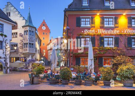 Restaurant Bären, Obertor und Hotel Löwen auf dem Marktplatz in der Altstadt von Meersburg am Bodensee, Baden, Baden-Württemberg, Süddeutsch Stockfoto