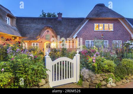 Altes Strohhaus in St. Peter-Ording, Halbinsel Eiderstedt, Nordfriesien, Schleswig-Holstein, Norddeutschland, Deutschland, Europa Stockfoto