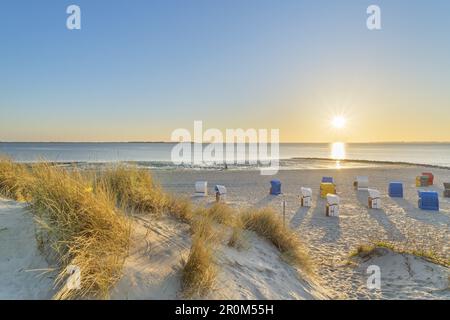 Sonnenuntergang am Strand in Utersum, Nordfriesische Insel Föhr, Nordsee, Schleswig-Holstein, Norddeutschland, Europa Stockfoto