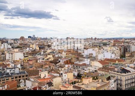 Panoramablick auf die Stadt Valencia von der Spitze des Turms Miguelete. Valencia - Spanien Stockfoto