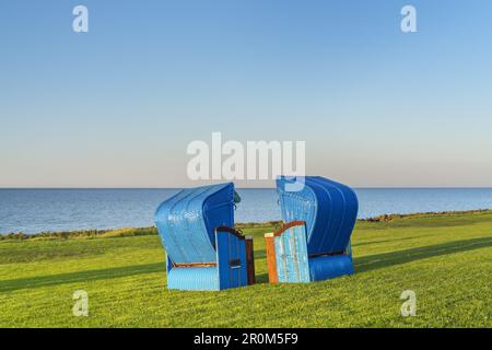 Liegestühle auf der nordfriesischen Insel Pellwurm, Nordsee, Schleswig-Holstein, Norddeutschland, Deutschland, Europa Stockfoto