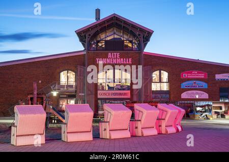 Gosch-Fischmarkt in der Alten Tonnenhalle im Hafen von List, Nordfriesische Insel Sylt, Nordseeküste, Schleswig-Holstein, Norddeutschland, Ge Stockfoto