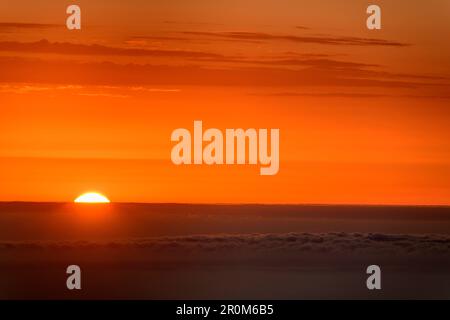 Sonnenaufgang über dem Atlantischen Ozean, von La Gomera, Kanarischen Inseln, Kanaren, Spanien Stockfoto