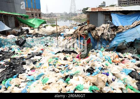 Dhaka, Bangladesch. 06. Mai 2023. Arbeiterinnen sammeln am 07. Mai 2023 Polyethylenbeutel im Fluss Buriganga in Dhaka, Bangladesch. Arbeiter von Kamrangirchar sammeln und trennen Einwegbeutel zur Wiederverwendung in einer Polyethylenfabrik. Foto: Habib Rahman/ABACAPRESS.COM Kredit: Abaca Press/Alamy Live News Stockfoto