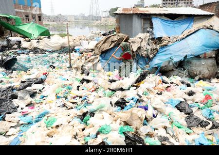 Dhaka, Bangladesch. 06. Mai 2023. Arbeiterinnen sammeln am 07. Mai 2023 Polyethylenbeutel im Fluss Buriganga in Dhaka, Bangladesch. Arbeiter von Kamrangirchar sammeln und trennen Einwegbeutel zur Wiederverwendung in einer Polyethylenfabrik. Foto: Habib Rahman/ABACAPRESS.COM Kredit: Abaca Press/Alamy Live News Stockfoto