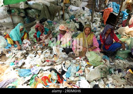 Dhaka, Bangladesch. 06. Mai 2023. Arbeiterinnen sammeln am 07. Mai 2023 Polyethylenbeutel im Fluss Buriganga in Dhaka, Bangladesch. Arbeiter von Kamrangirchar sammeln und trennen Einwegbeutel zur Wiederverwendung in einer Polyethylenfabrik. Foto: Habib Rahman/ABACAPRESS.COM Kredit: Abaca Press/Alamy Live News Stockfoto