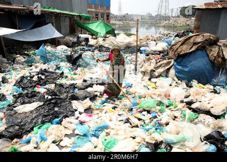 Dhaka, Bangladesch. 06. Mai 2023. Arbeiterinnen sammeln am 07. Mai 2023 Polyethylenbeutel im Fluss Buriganga in Dhaka, Bangladesch. Arbeiter von Kamrangirchar sammeln und trennen Einwegbeutel zur Wiederverwendung in einer Polyethylenfabrik. Foto: Habib Rahman/ABACAPRESS.COM Kredit: Abaca Press/Alamy Live News Stockfoto