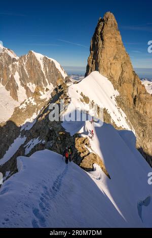 Kletterer auf dem Rochefortgrat mit Blick auf den Dent du Geant, Aguille de Rochefort, Mont Blanc Group, Frankreich Stockfoto