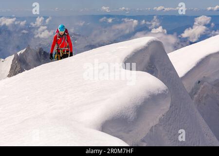 Bergsteiger auf dem Gipfel von Pointe Walker, Schlachten im Vordergrund, Grandes Jorasses, Mont Blanc Gruppe, Frankreich Stockfoto