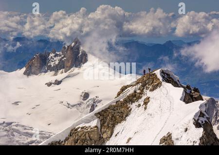 Zwei Kletterer auf Pointe Whymper, Blick von Pointe Walker Grandes Jorasses, im Hintergrund Aiguille du Midi, Mont Blanc Gruppe, Frankreich Stockfoto