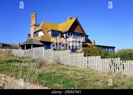 Blick auf ein großes Haus am Hang mit Blick auf den Strand, West Bay, Dorset, Großbritannien, Europa. Stockfoto