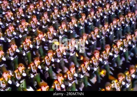Soldaten der russischen Garde marschieren in Formation bei der Siegesparade, Blick von oben, verschwommener Fokus. Stockfoto