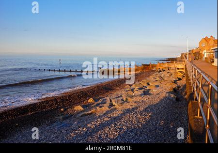 Sonnenschein am späten Abend am Strand und an der Promenade an der Küste von North Norfolk in Sheringham, Norfolk, England, Großbritannien. Stockfoto