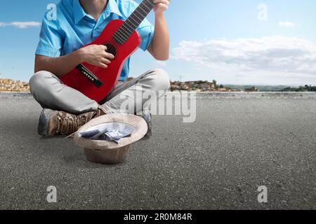 Ein Mann, der Gitarre spielt. Weltmusiktag-Konzept Stockfoto