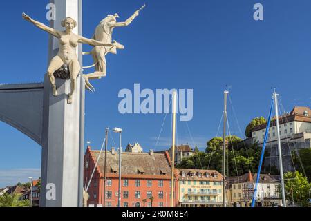 Die magische Säule von Peter Lenk an der Seepromenade mit Blick auf Meersburg, Bodensee und Baden-Württemberg Stockfoto