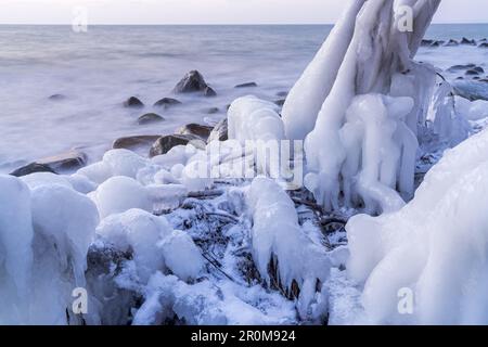 Eisige Küste im Winter am Fuße der Kreideküste nahe Sassnitz, Jasmund-Halbinsel, Insel Rügen, Mecklenburg-Vorpommern, Norddeutschland Stockfoto