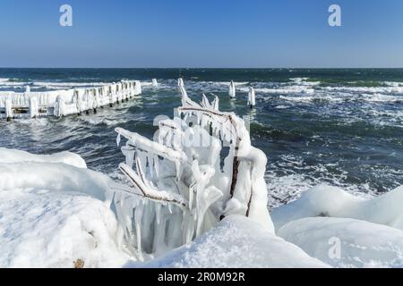 Eisige Küste im Fischerdorf Vitt in der Nähe von Kap Arkona, Halbinsel Wittow, Rügen, Mecklenburg-Vorpommern, Norddeutschland Stockfoto