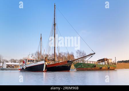 Kleiner Hafen von Zecherin am Peenestrom, Insel Usedom, Ostseeküste, Mecklenburg-Vorpommern, Norddeutschland Stockfoto