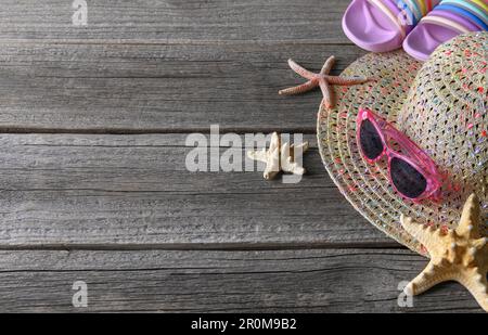 Stillleben am Strand auf Holzbrettern. Stockfoto