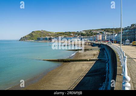 North Beach und Mountain Railway Aberystwyth Ceredigion in Mid Wales an einem sonnigen April-Tag Stockfoto
