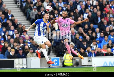 Lewis Dunk von Brighton tritt mit Dominic Calvert-Lewin von Everton um den Ball an, während des Premier League-Spiels zwischen Brighton & Hove Albion und Everton im American Express Community Stadium, Brighton, Großbritannien - 8. Mai 2023 Stockfoto
