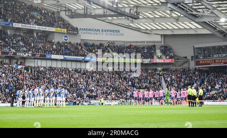 Die Teams beobachten die Nationalhymne während des Spiels der Premier League zwischen Brighton & Hove Albion und Everton im American Express Community Stadium , Brighton , Großbritannien - 8. Mai 2023 Photo Simon Dack / Tele Images. Nur redaktionelle Verwendung. Kein Merchandising. Für Fußballbilder gelten Einschränkungen für FA und Premier League. Keine Nutzung von Internet/Mobilgeräten ohne FAPL-Lizenz. Weitere Informationen erhalten Sie von Football Dataco Stockfoto