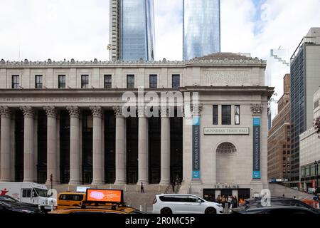 Die Moynihan Train Hall ist eine Erweiterung der Pennsylvania Station, die von der 8. Avenue, New York, USA aus gesehen wird Stockfoto