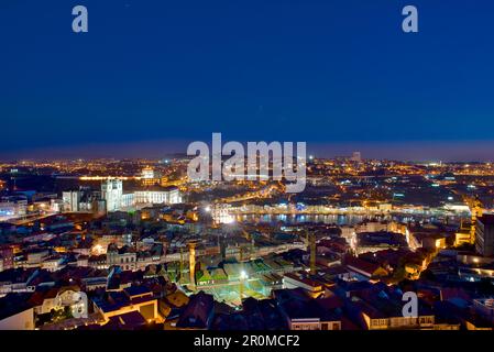 Blick vom Torre de Clerigo über den Douro nach Vila Nova de Gaia und Cais da Ribeira, Porto, Portugal Stockfoto