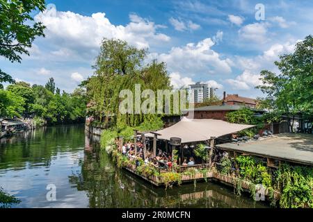 Spree Kanal, Club der Visionäre, Techno Club Open Air, im Hintergrund Freischwimmer, Berlin Kreuzberg Stockfoto