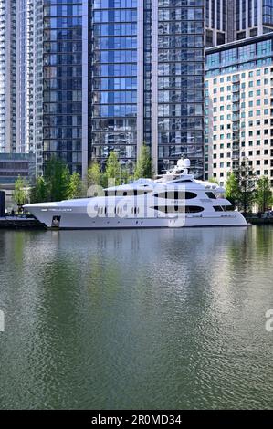 Luxusmotoryacht im West India Dock, South Dock, Canary Wharf, East London, Großbritannien Stockfoto