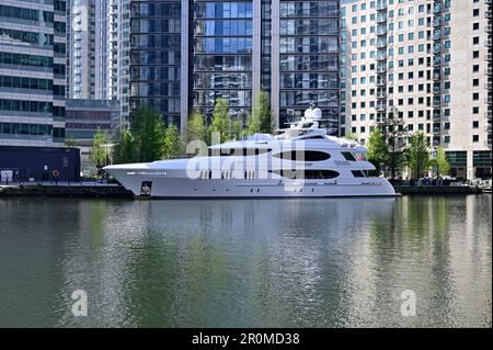 Luxusmotoryacht im West India Dock, South Dock, Canary Wharf, East London, Großbritannien Stockfoto