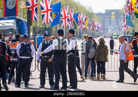 London, England, Großbritannien. Polizeibeamte in der Mall während der Vorbereitungen für die Krönung von König Karl am 3. Mai 2023 Stockfoto