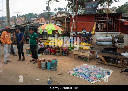 ANTANANARIVO, MADAGASKAR - 28. OKTOBER 2022: Straßenobstverkäufer verkaufen ihre Waren an der Straße in Antananarivo, Madagaskar Stockfoto