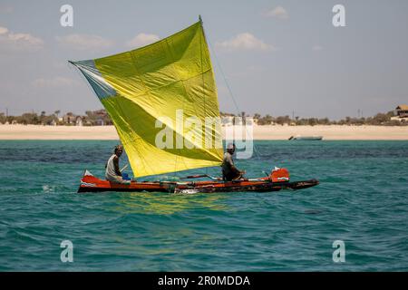 NOSY ISLAND, MADAGASKAR - 22. NOVEMBER 2022: Fischer, die vor der Küste von Nosy Island in Madagaskar mit Segelbooten fischen. Die primäre Quelle der Livel Stockfoto