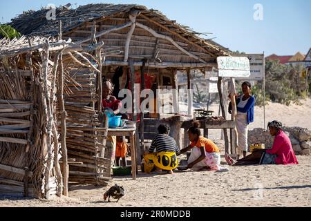 Anakao, Madagaskar - November 22. 2022: Fleischstand in einer Hütte an einem heißen und sonnigen Tag. Das tägliche Leben und lokale Geschäfte in Anakao, einer Küstenstadt in Southe Stockfoto