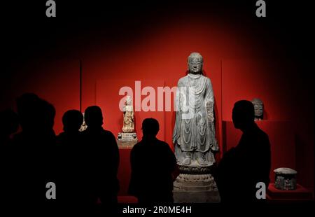 (230509) -- XI'AN, 9. Mai 2023 (Xinhua) -- Touristen besuchen das Xi'an Museum in der kleinen Wildganspagode in Xi'an, Nordwestchina der Provinz Shaanxi, 8. Mai 2023. XI'an, eine Stadt mit über 3.100 Jahren Geschichte, diente als Hauptstadt für 13 Dynastien in der chinesischen Geschichte. Es ist auch die Heimat der weltberühmten Terrakotta-Krieger, die in der Qin-Dynastie (221-207 v. Chr.) geschaffen wurden. Die kleine Wildgans-Pagode befindet sich im Jianfu-Tempel und wurde während der Herrschaft von Kaiser Zhongzong der Tang-Dynastie (618-907) in der Jinglong-Zeit (701-710) erbaut, um die buddhistischen Sutras zu speichern Stockfoto