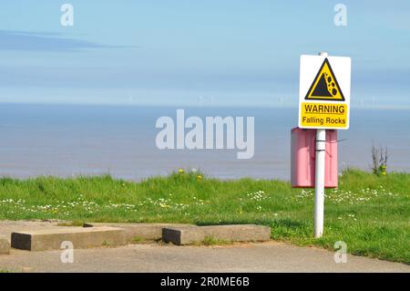 Warnschild mit Hinweis auf instabile Klippen und fallende Felsen aufgrund von Küstenerosion auf Klippen in Aldbrough, East Yorkshire, England Stockfoto