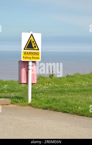 Warnschild mit Hinweis auf instabile Klippen und fallende Felsen aufgrund von Küstenerosion auf Klippen in Aldbrough, East Yorkshire, England Stockfoto