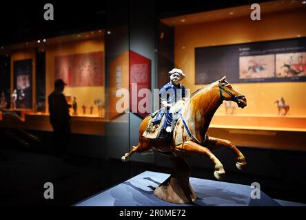 (230509) -- XI'AN, 9. Mai 2023 (Xinhua) -- Touristen besuchen das Xi'an Museum in der kleinen Wildganspagode in Xi'an, Nordwestchina der Provinz Shaanxi, 8. Mai 2023. XI'an, eine Stadt mit über 3.100 Jahren Geschichte, diente als Hauptstadt für 13 Dynastien in der chinesischen Geschichte. Es ist auch die Heimat der weltberühmten Terrakotta-Krieger, die in der Qin-Dynastie (221-207 v. Chr.) geschaffen wurden. Die kleine Wildgans-Pagode befindet sich im Jianfu-Tempel und wurde während der Herrschaft von Kaiser Zhongzong der Tang-Dynastie (618-907) in der Jinglong-Zeit (701-710) erbaut, um die buddhistischen Sutras zu speichern Stockfoto