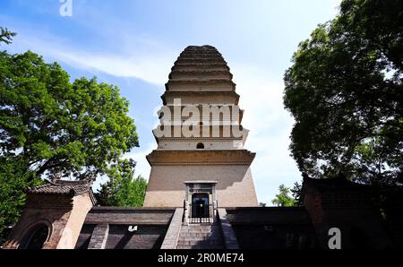 (230509) -- XI'AN, 9. Mai 2023 (Xinhua) -- Dieses Foto wurde am 8. Mai 2023 aufgenommen und zeigt einen Blick auf die kleine Wildganspagode in Xi'an, Nordwestchina der Provinz Shaanxi. XI'an, eine Stadt mit über 3.100 Jahren Geschichte, diente als Hauptstadt für 13 Dynastien in der chinesischen Geschichte. Es ist auch die Heimat der weltberühmten Terrakotta-Krieger, die in der Qin-Dynastie (221-207 v. Chr.) geschaffen wurden. Die kleine Wildgans-Pagode befindet sich im Jianfu-Tempel und wurde während der Herrschaft des Kaisers Zhongzong der Tang-Dynastie (618-907) in der Jinglong-Zeit (701-710) erbaut, um die buddhistischen Sutras von Mönch Yi Jing zu speichern. Xi Stockfoto