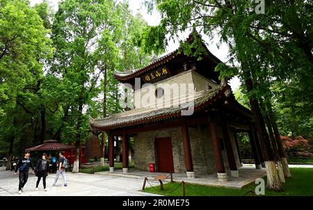 (230509) -- XI'AN, 9. Mai 2023 (Xinhua) -- Touristen besuchen den Jianfu-Tempel in Xi'an, Nordwestchina-Provinz Shaanxi, 8. Mai 2023. XI'an, eine Stadt mit über 3.100 Jahren Geschichte, diente als Hauptstadt für 13 Dynastien in der chinesischen Geschichte. Es ist auch die Heimat der weltberühmten Terrakotta-Krieger, die in der Qin-Dynastie (221-207 v. Chr.) geschaffen wurden. Die kleine Wildgans-Pagode befindet sich im Jianfu-Tempel und wurde während der Herrschaft des Kaisers Zhongzong der Tang-Dynastie (618-907) in der Jinglong-Zeit (701-710) erbaut, um die buddhistischen Sutras von Mönch Yi Jing zu speichern. (Foto: Zou Jingyi/Xinhua) Stockfoto