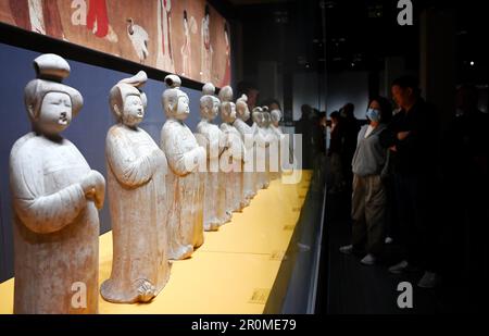 (230509) -- XI'AN, 9. Mai 2023 (Xinhua) -- Touristen besuchen das Xi'an Museum in der kleinen Wildganspagode in Xi'an, Nordwestchina der Provinz Shaanxi, 8. Mai 2023. XI'an, eine Stadt mit über 3.100 Jahren Geschichte, diente als Hauptstadt für 13 Dynastien in der chinesischen Geschichte. Es ist auch die Heimat der weltberühmten Terrakotta-Krieger, die in der Qin-Dynastie (221-207 v. Chr.) geschaffen wurden. Die kleine Wildgans-Pagode befindet sich im Jianfu-Tempel und wurde während der Herrschaft von Kaiser Zhongzong der Tang-Dynastie (618-907) in der Jinglong-Zeit (701-710) erbaut, um die buddhistischen Sutras zu speichern Stockfoto