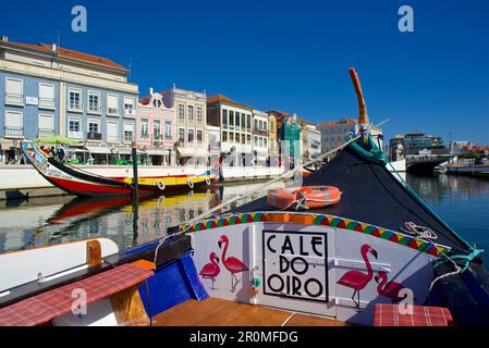 Farbenfroh bemalte Boote auf dem Kanal in Aveiro, Beira Litoral, Portugal Stockfoto